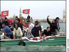 Ativistas protestam contra o projeto "Moisés" na lagoa de Veneza