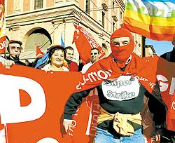 Manifestantes protestam no centro de Bolonha durante a greve geral que parou a Itlia  Giorgio Benvenuti/France Press