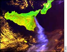A Sicilia vista de satlite, com a coluna de fumaa expelida pelo vulco Etna.