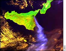 A Sicilia vista de satlite, com a coluna de fumaa expelida pelo vulco Etna.