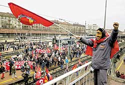 Empregados da Fiat bloqueiam esta��o de trem em Turim em protesto contra demiss�o de 5.600   Del Bo/France Presse
